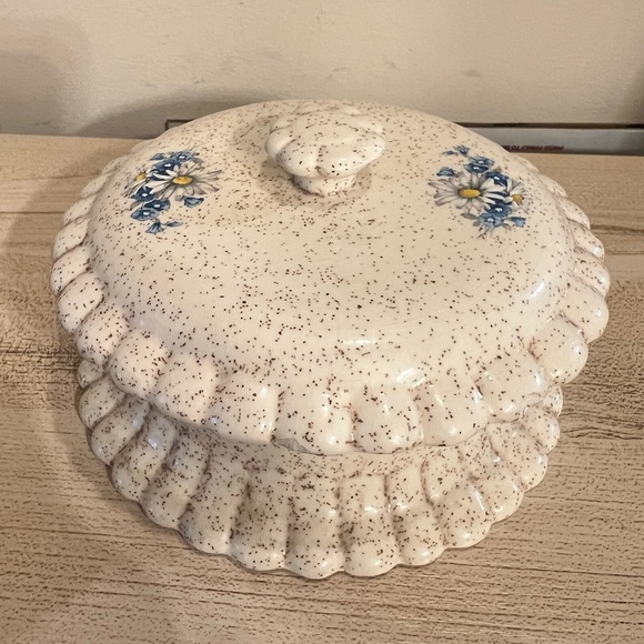 Beautiful scalloped decore dish with floral painted lid - Picture 1 of 8